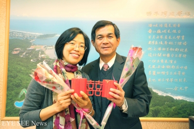 中山大學校長楊弘敦(右)與夫人許清玫手執囍杯與玫瑰祝大家情人節快樂