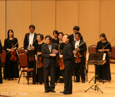 中山大學校長楊弘敦(前左)頒贈駐校藝術家獎座予林昭亮(前右)