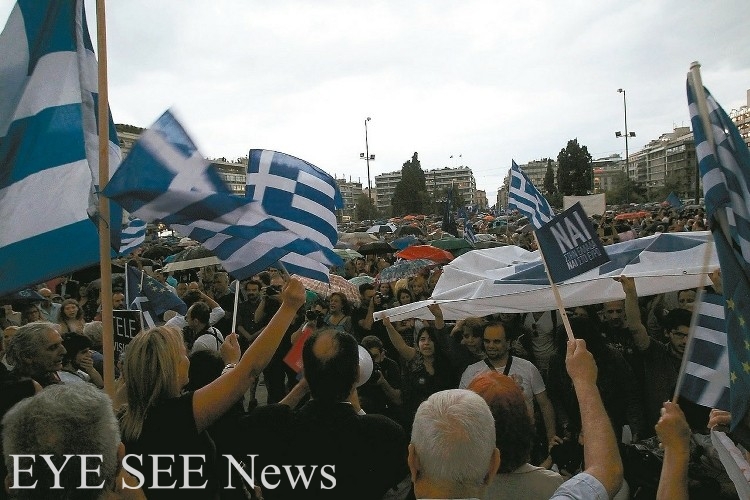 30日支持留在歐元區的希臘民眾聚集雅典廣場示威，呼籲5日公投中投贊成票。 圖/路透社