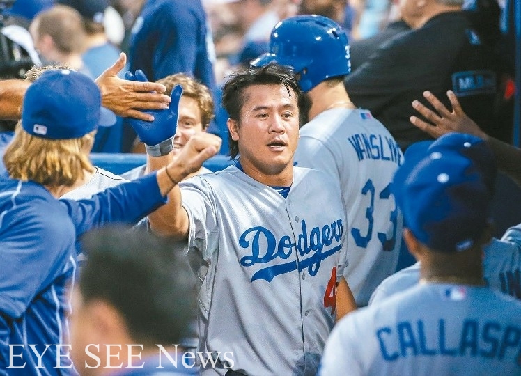 投打雙刀流曹錦輝擊出安打，接受隊友慶賀。 圖/歐新社截圖