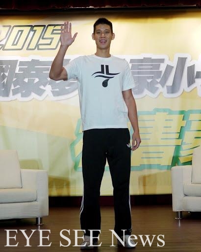 NBA台裔球星-林書豪為傷者禱告祈福(圖/網路-國泰豪小子籃球營) NBA台裔球星-林書豪為傷者禱告祈福(圖/網路-國泰豪小子籃球營)