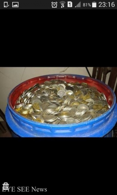 藍色桶子是滿滿的馬幣，也是士莪達丈夫決心的印證  圖/取自士莪達臉書