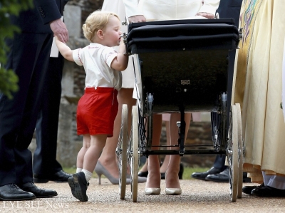英王室夏綠蒂小公主受洗，喬治王子墊起腳尖望著妹妹的可愛模樣。圖/路透