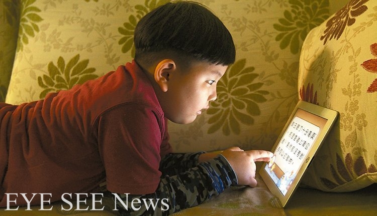 過度仰賴「3C保母」，恐導致孩子因此近視，或加重原先的近視情況。(圖-網路)