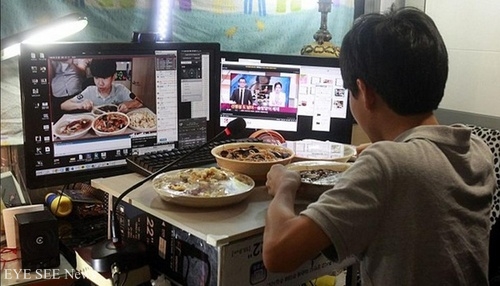韓國14歲金成鎮「直播吃飯員」，每晚賺入5萬元   圖/每日郵報