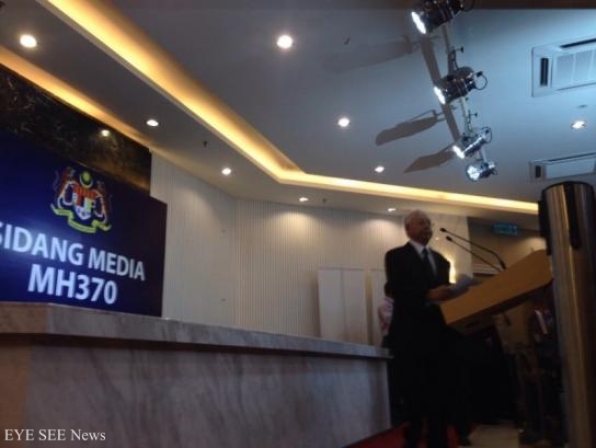 納吉在凌晨兩點召開記者會，宣布MH370的消息。
