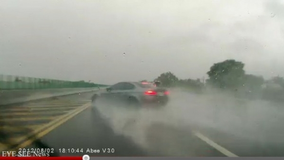 下雨天車輛易打滑，產生「水漂效應」。圖／翻攝自YouTube