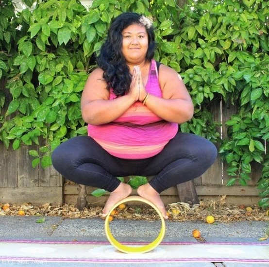 美國加州28歲瓦萊麗·薩爾甘酷愛瑜伽，不怕別人稱呼「柔軟的胖子」。圖/網路