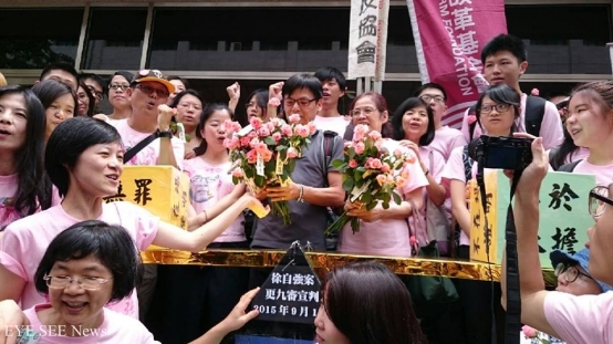 聲援群眾將代表溫柔的粉紅玫瑰花送給徐自強。圖/民間司法改革基金會