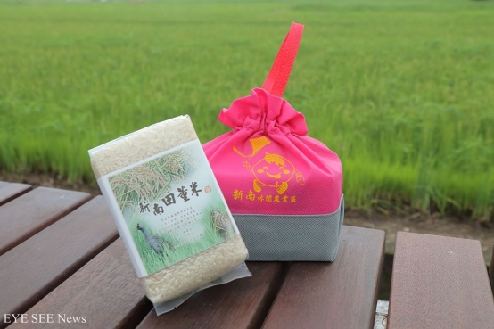 田董米從碾米、包裝皆為人工進行。圖/林哲安提供。