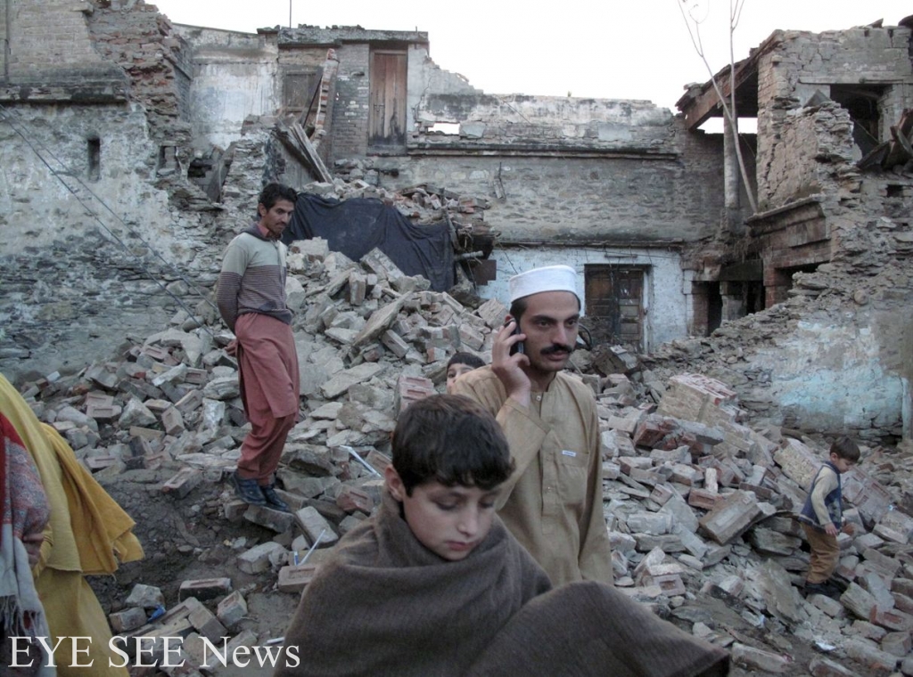 阿富汗北部週一（26日）發生7.5級強烈地震，造成建築物倒塌，上千人死傷。圖/路透