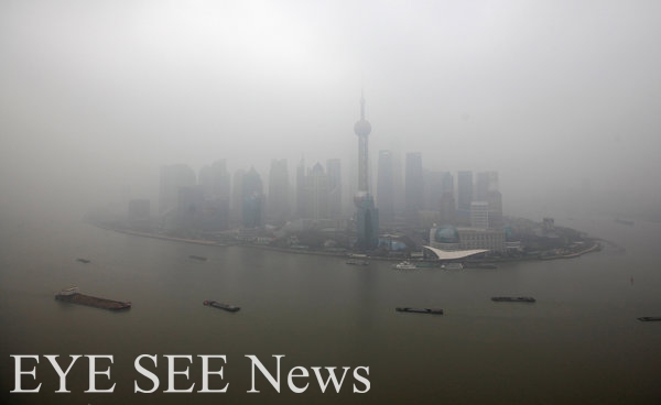 大陸霾害境外污染物隨東北季風南下侵台。圖/路透。