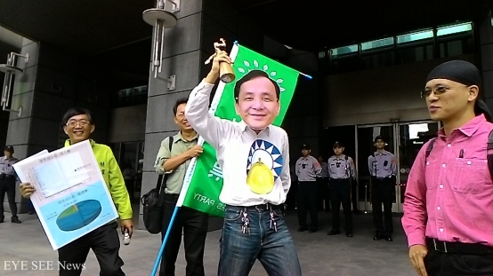 樹黨演出行動劇，頒發冠軍給落跑市長朱立倫。圖/李智棋攝。