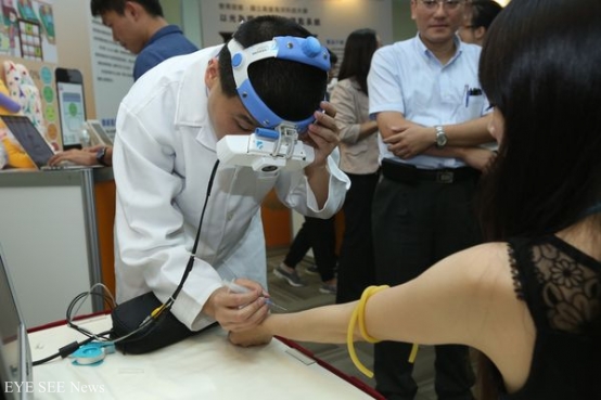工研院皮下靜脈顯像用眼鏡裝置。圖/2015年台北國際發明暨技術交易展