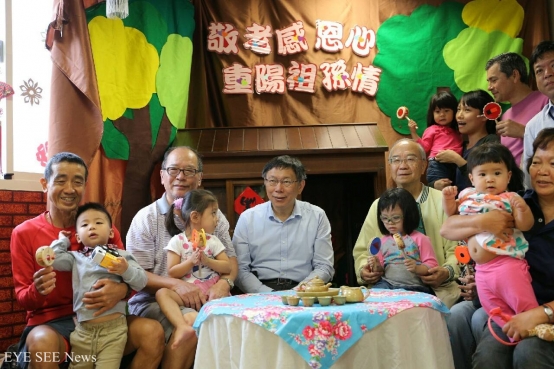 21日柯P參加萬華親子館舉辦的重陽祖孫情活動。圖/臉書
