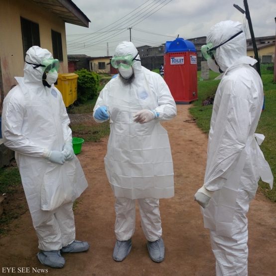 醫療團隊正在做伊波拉病毒訓練(圖源:維基百科)