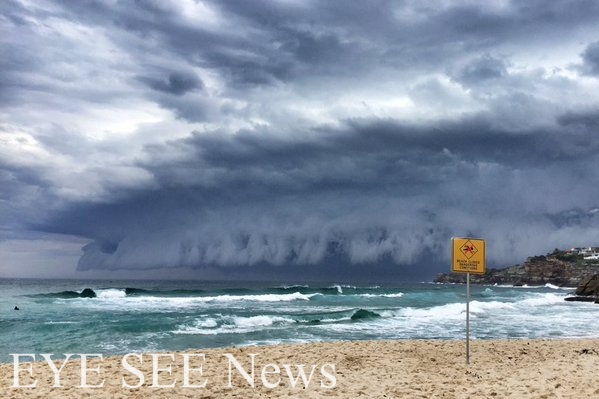 6日「海嘯雲」襲擊雪梨海灘。 圖/Andrew Jones