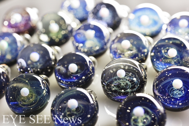 日本藝術家用高溫創作美麗的宇宙玻璃珠 Eye See News