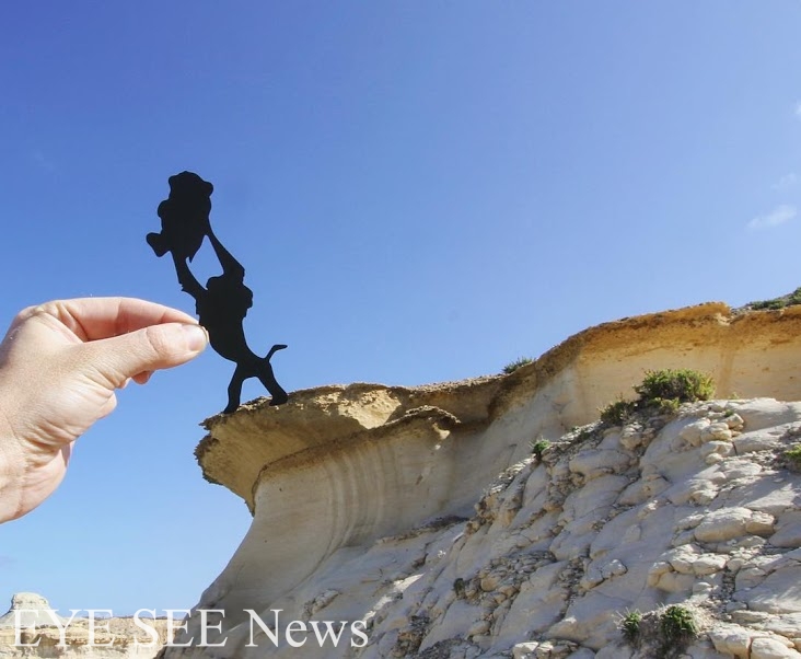 看過著名動畫電影《獅子王》的人們，若看到了懸崖，高舉新一代「獅子王」的畫面不免浮現腦中，熟為人知的題材，很容易讓人產生共鳴。圖／instagram.com/paperboyo/