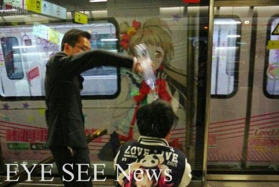 Love Live！粉絲像電車下跪引起熱議。 圖/翻攝自網路