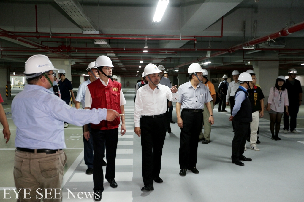 侯友宜副市長率工程團隊視察新店高中地下停車場。圖/新北市政府。