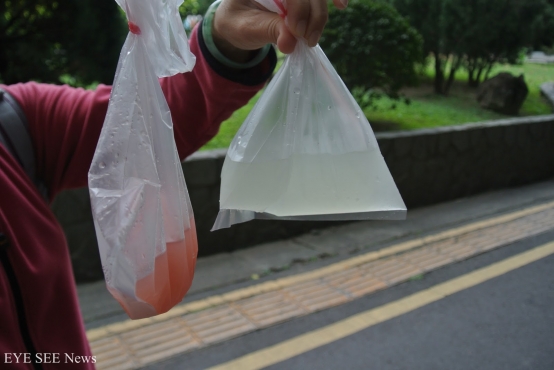 習慣拿塑膠袋裝熱湯。專家警告，此舉「肯定吃下塑化劑」，民眾應改變習慣。圖／網路