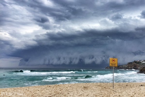 6日「海嘯雲」襲擊雪梨海灘。 圖/Andrew Jones