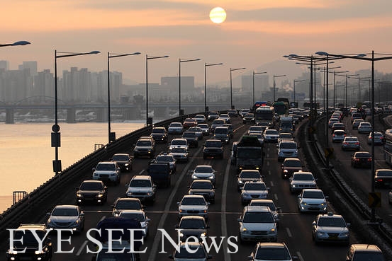 首爾上班巔峰時間的路況。圖/bloomberg news 首爾上班巔峰時間的路況。圖/bloomberg news