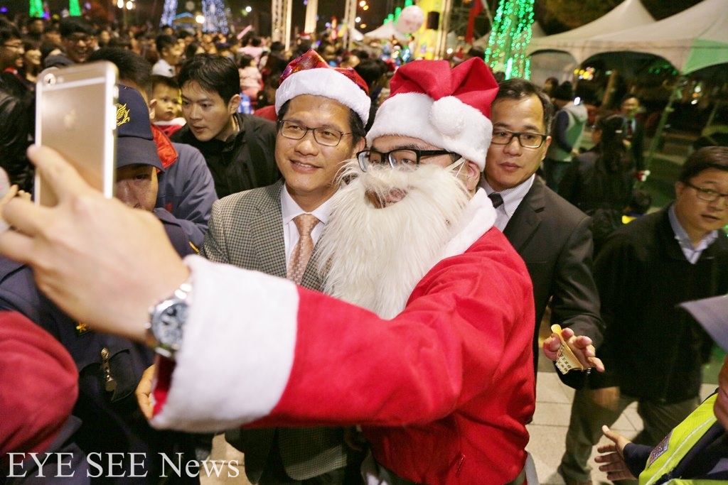 臺中市長林佳龍與民眾共度溫馨聖誕夜。