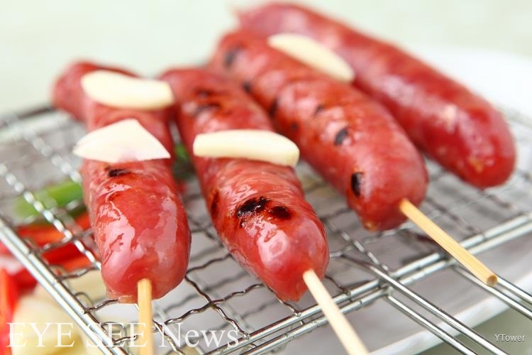 日吃烤香腸 青少年罹患大腸癌。(圖/網路) 日吃烤香腸 青少年罹患大腸癌。(圖/網路)