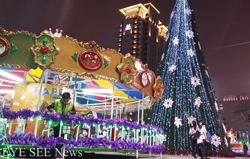 臺中市政府前廣場2015夢幻耶誕樂園，提供多種遊樂設施免費給市民玩。