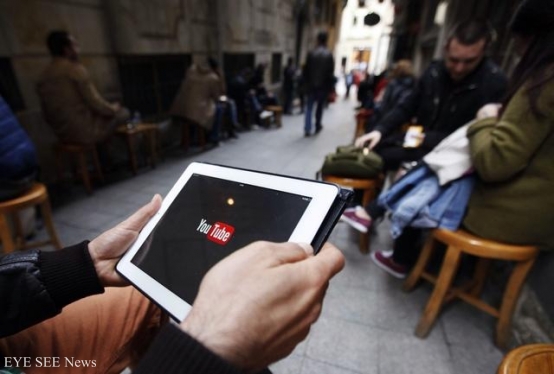 土耳其民眾試圖連上youtube網站。圖／路透社