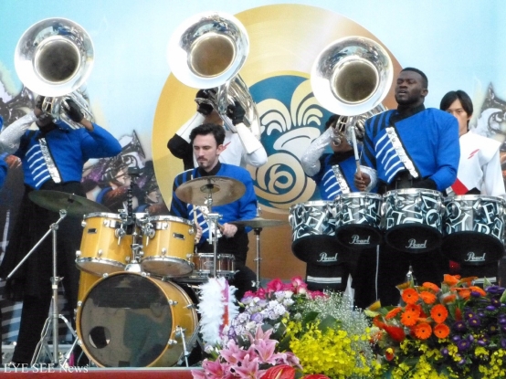 嘉義「國際管樂團」踩街，美國藍魔鬼鼓號樂隊與台北樂府樂旗藝術團聯合開幕演出。