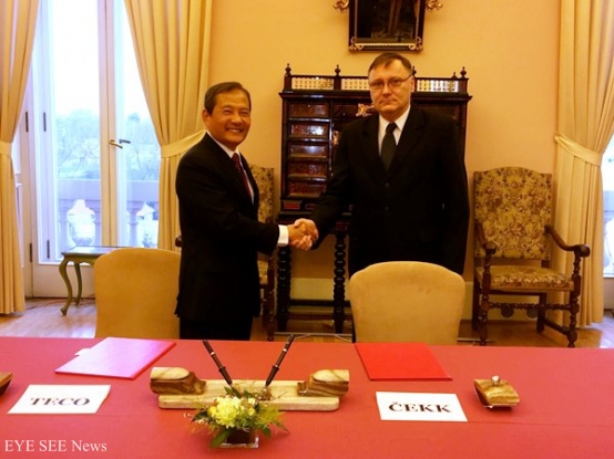 駐捷克陸大使小榮(左)與捷克駐華大使易禮哲28日於捷克外交部共同簽署青年度假打工備忘錄。圖／外交部