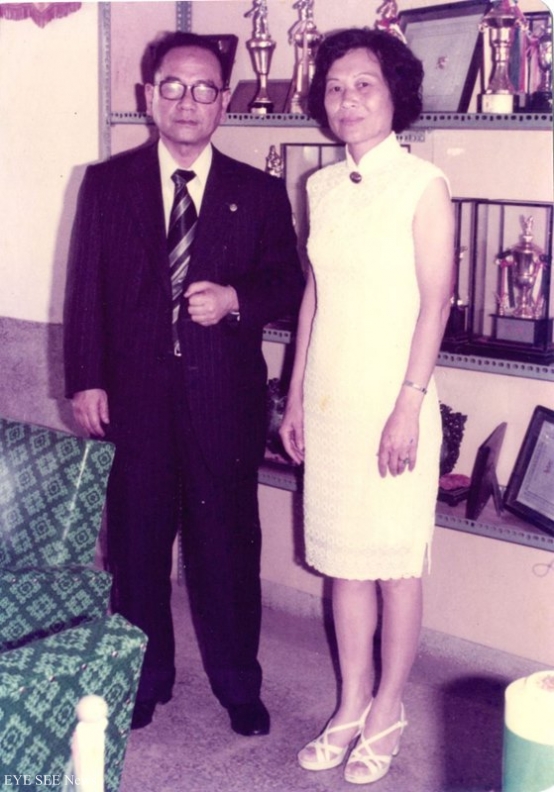 跨越戰前戰後時代的兩位校長，在1977年5月相會於文化國小校長室。圖／新北市政府文化局