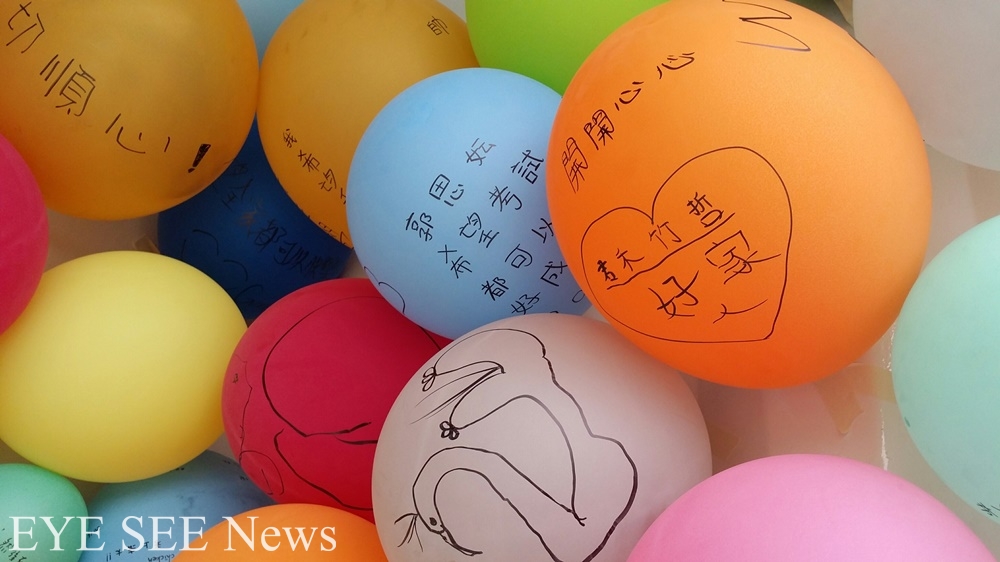 臺北市立美術館將貨櫃裝置為「夢想打卡站」,有許多小朋友在此許下新年新希望。圖/林智恩拍攝