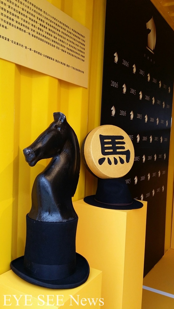 「黃子佼年度貨櫃」展出2015金馬獎頒獎典禮所戴的帽子。圖／林智恩拍攝