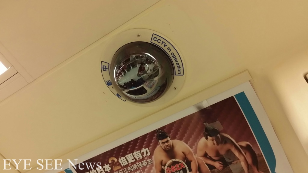 捷運車廂內目前皆裝有監視器,由中控中心隨時監控現場狀況。圖/林智恩拍攝