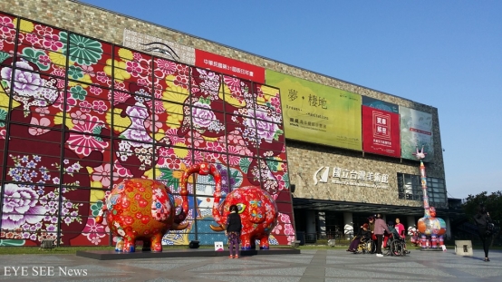 國立臺灣美術館展出「洪易的藝想世界」，吸引眾多遊客專程來臺中觀展。