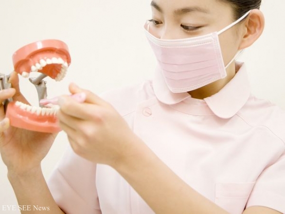 牙周病除了會加重慢性病，還可能增加罹患乳癌風險，平日當需勤做牙齒保健。(圖／網路)