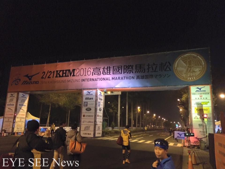 高雄馬拉松,一男跑者突休克昏倒!圖/網路新聞截圖 高雄馬拉松,一男跑者突休克昏倒!圖/網路新聞截圖