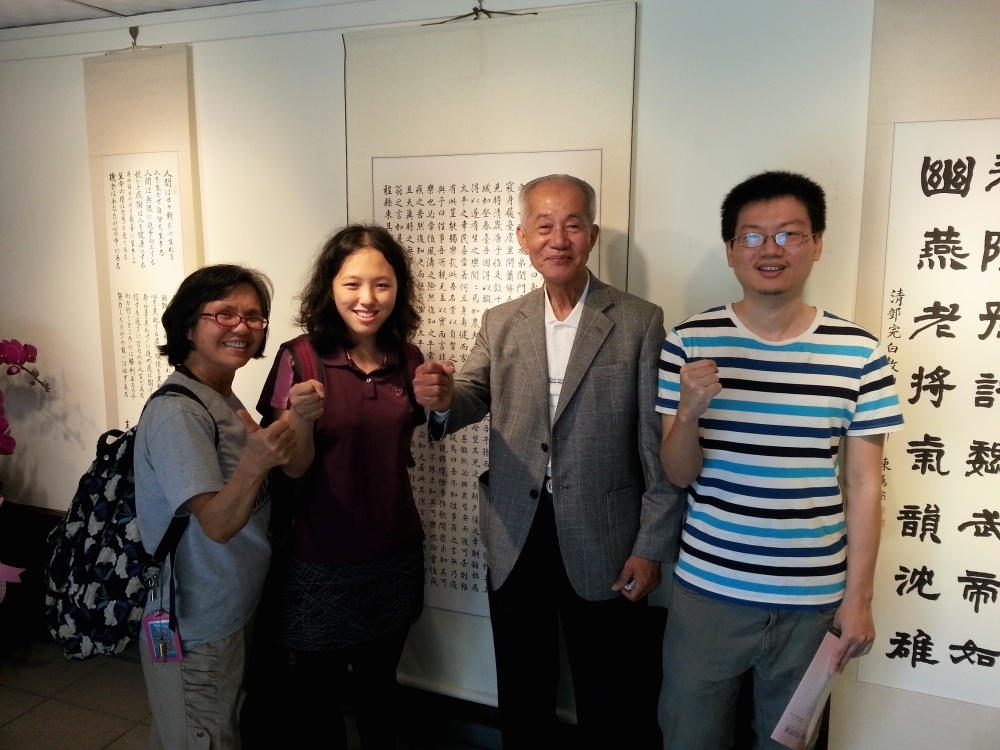 陳老師與參觀民眾合影。圖／林耘翰