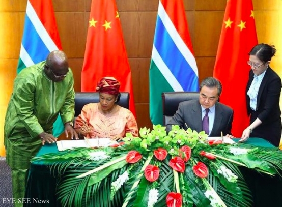 中國外長王毅（右2）與甘比亞外長簽署聯合公報。圖／新華社