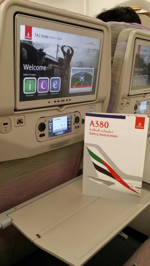5月1日首航的阿聯酋A380,機內座椅比一般飛機寬敞,娛樂設備更加完善,還附加雙手持電玩遙控器。攝/林智恩