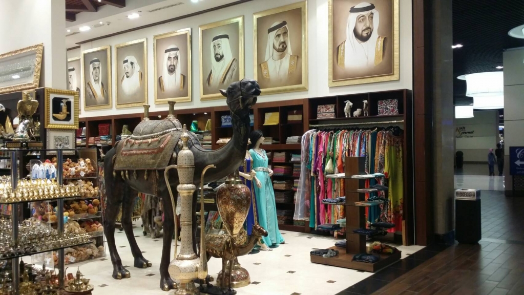 杜拜最大Dubai Mall內阿拉伯風情商店林立,無論何時總是擠滿各國觀光客。攝/林智恩