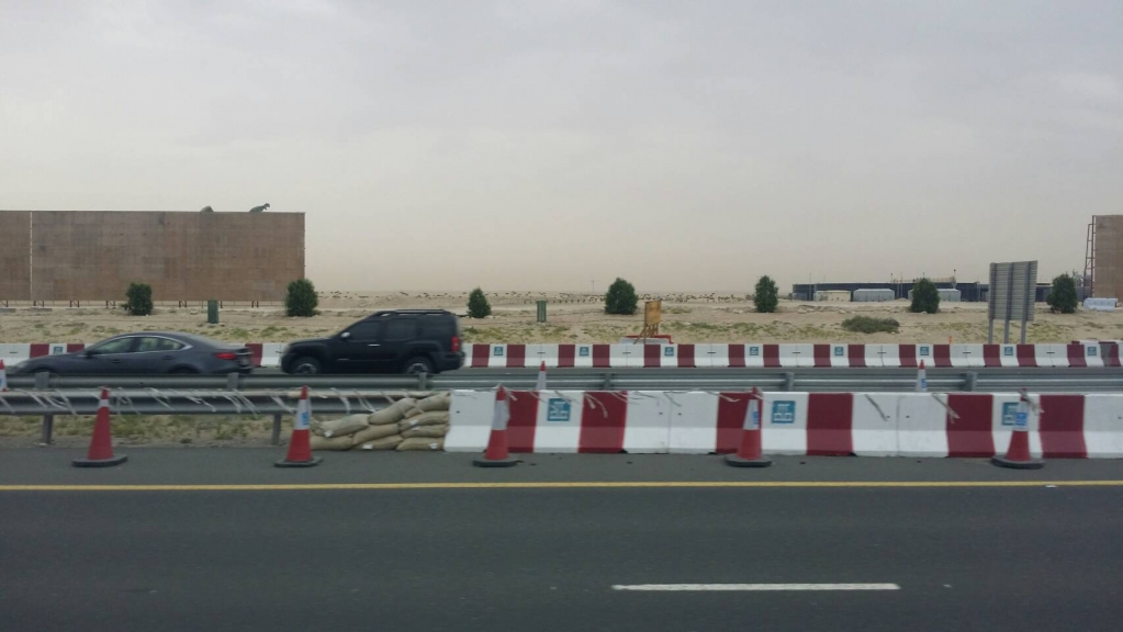 公路兩旁的沙漠,目前正致力建設為綠地,準備迎接世博從全球各地來的觀光客。攝/林智恩