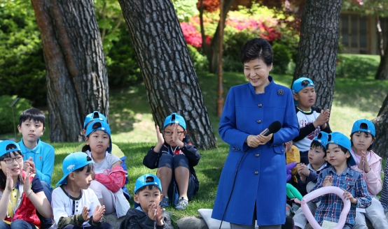 朴總統與孩童們度過兒童節 圖/網路資料
