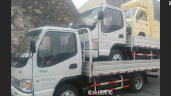 中國一位卡車司機為節省成本，想出這個一次可以開三台貨車的方法，但還是遭警方攔截處罰。圖／中央電視台畫面