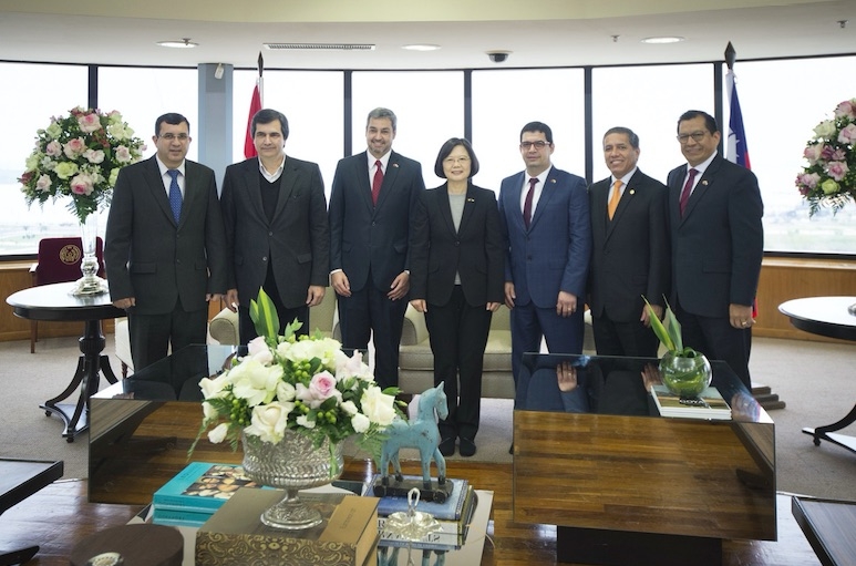 總統蔡英文巴拉圭時間28日赴巴國國會發表演說，與國會議員合影。圖／總統府提供