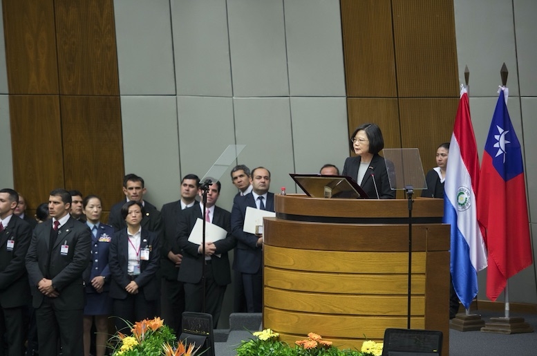 總統蔡英文於巴拉圭當地時間28日赴巴國國會演說。圖／總統府提供